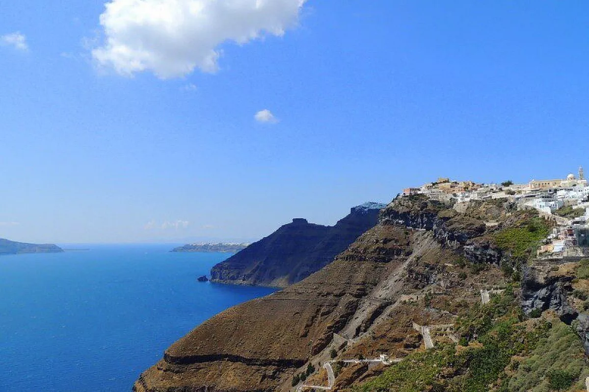 Santorini e il blu diventa il colore più bello in cui perdersi