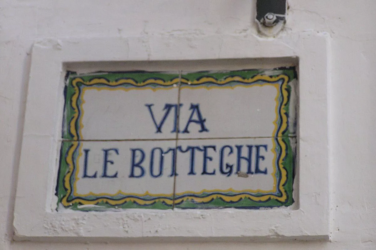la via delle botteghe