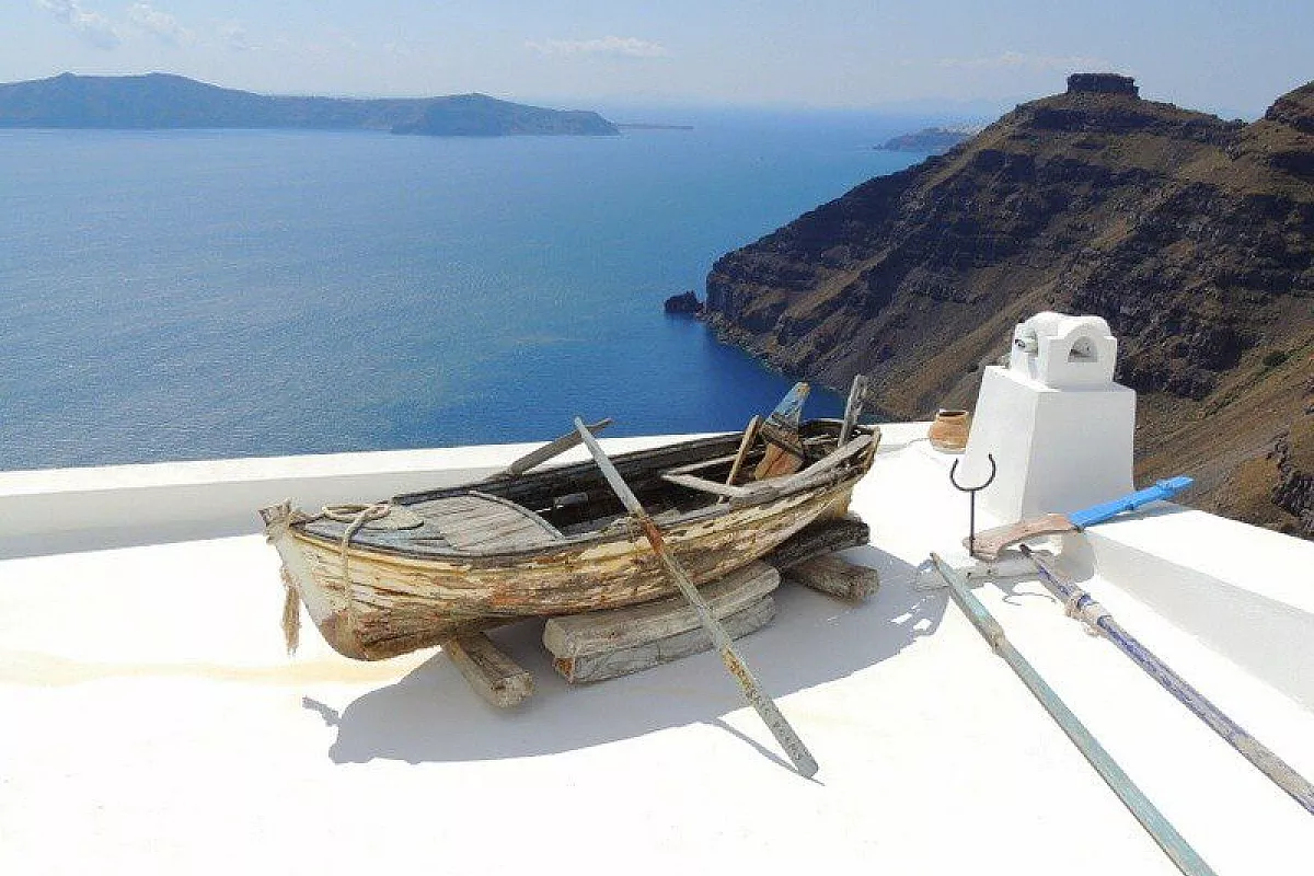 Santorini e il blu diventa il colore più bello in cui perdersi