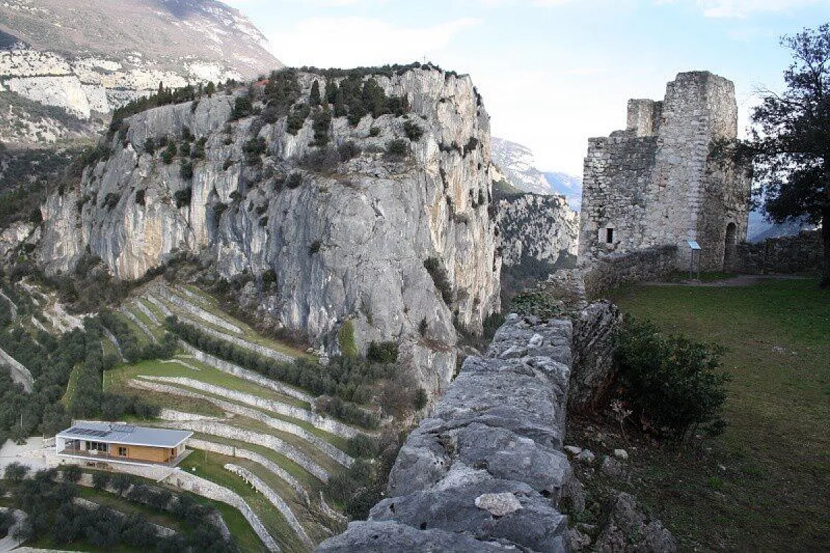 la Torre di Guarda del Castello di Arco e il monte Collodri