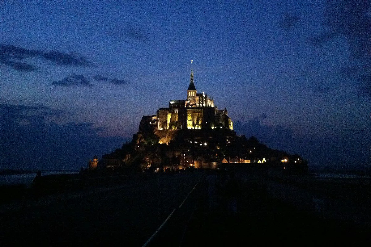 Le Mont SAint Michel in notturna