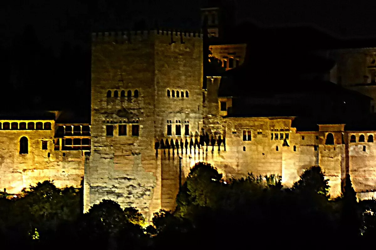 Alhambra di notte a Granada