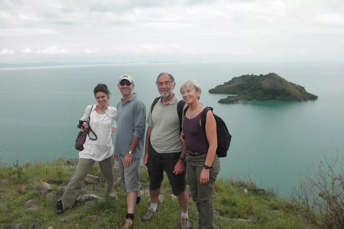 Viola, Tomà, Alvar e Marinella sil lago Kiwu
