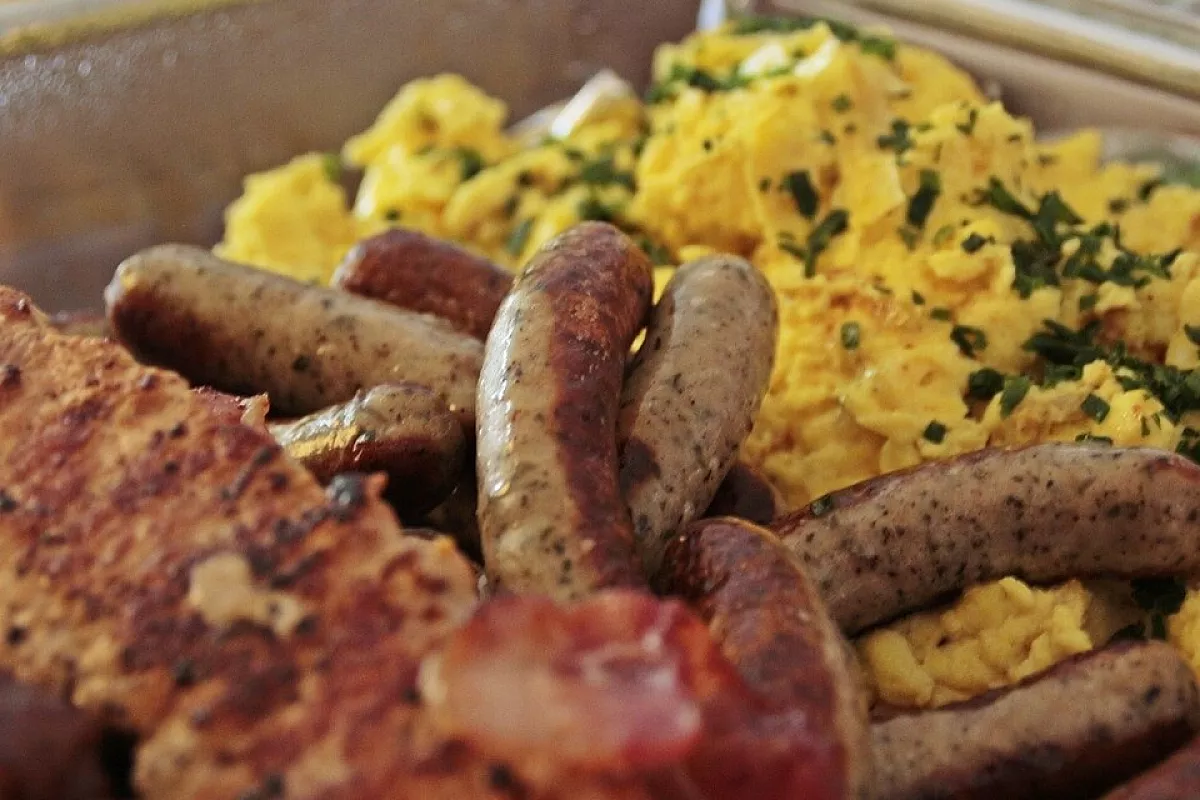 Huevos con chorizo di uova con salsiccia