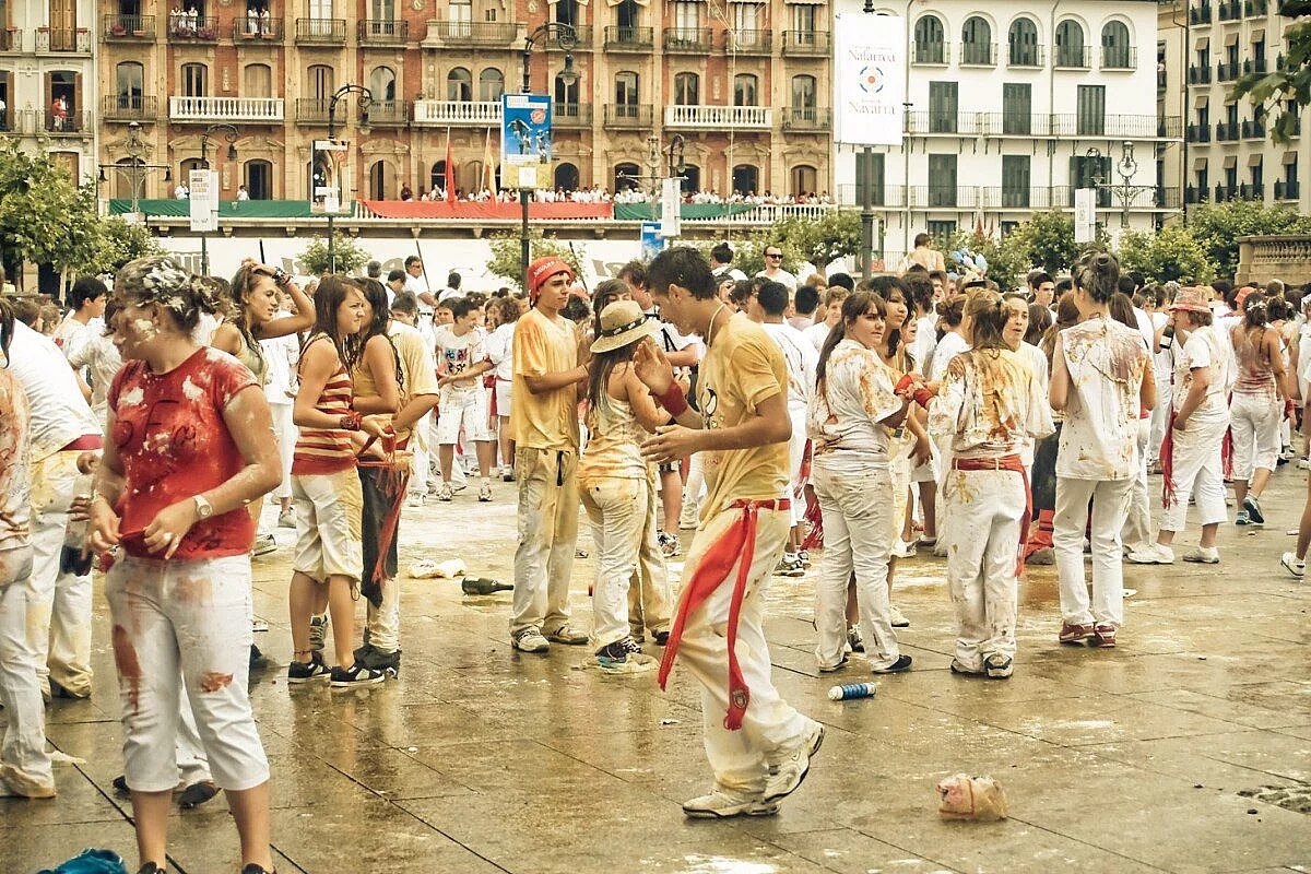 giovani imbrattati durante la fiesta a Pamplona