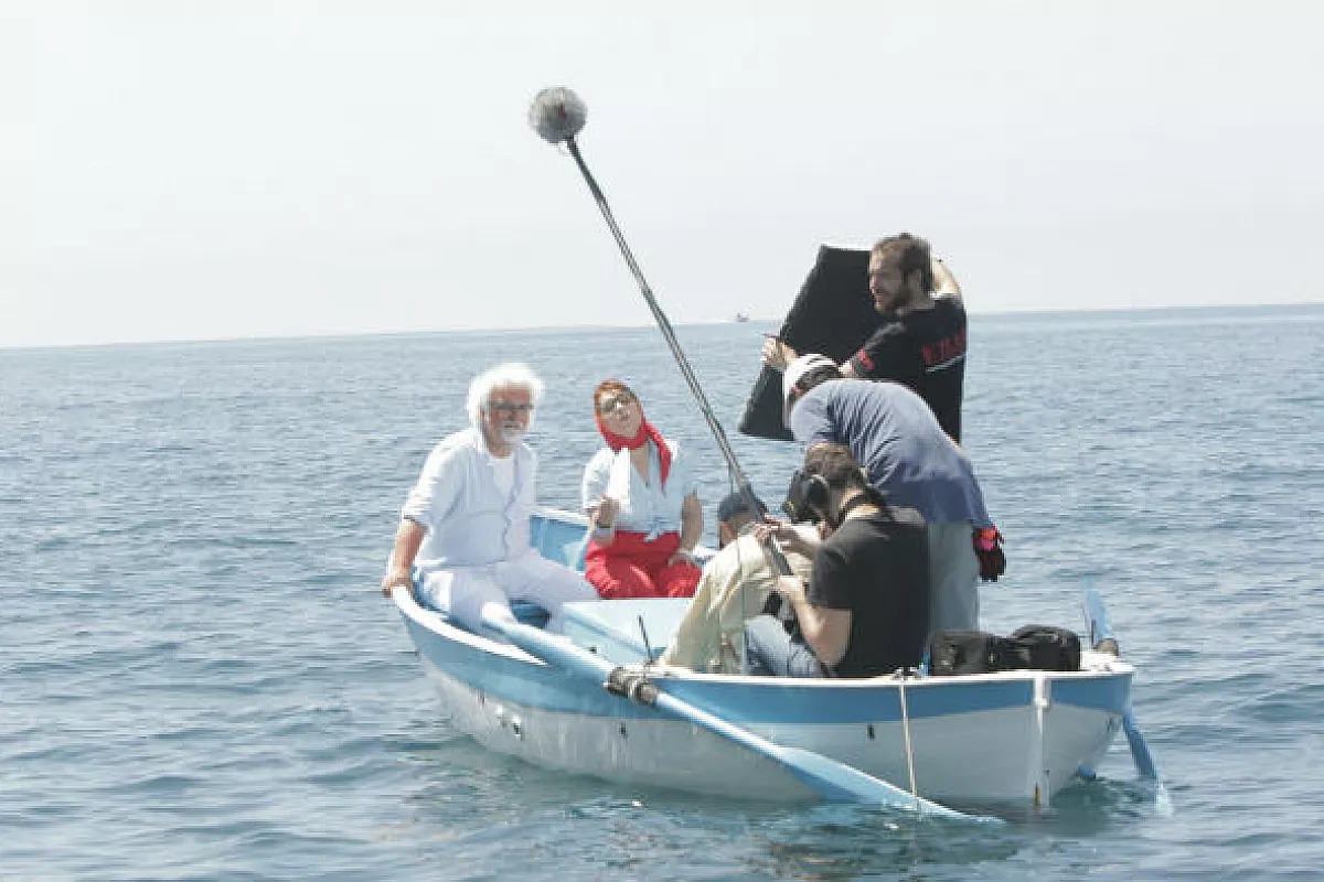 Cosa ci fanno Patrizio e Syusy in mezzo al mare?