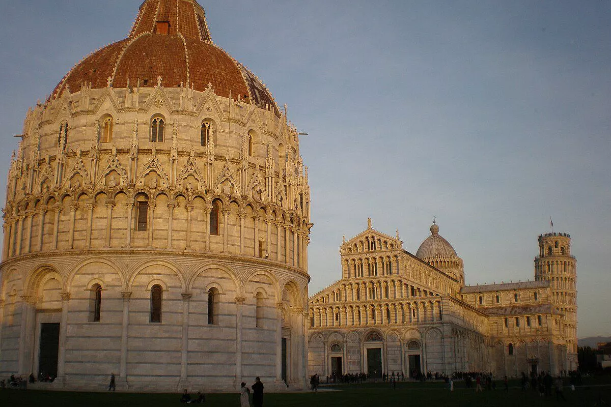 piazza dei miracoli al tramonto