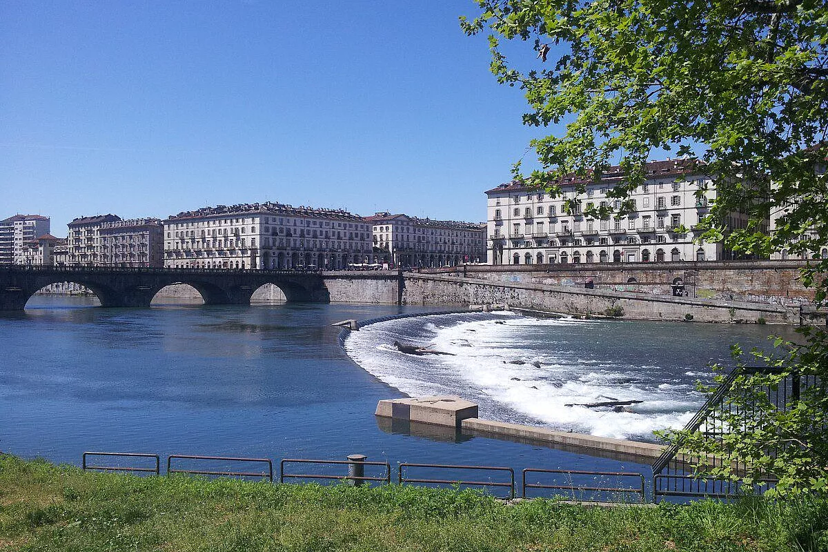 Il profilo cittadino che accompagna il Po a Torino (Torino e dintorni in bicicletta)