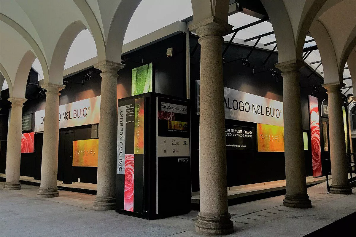 Il dialogo nel buio all'istituto dei ciechi di milano