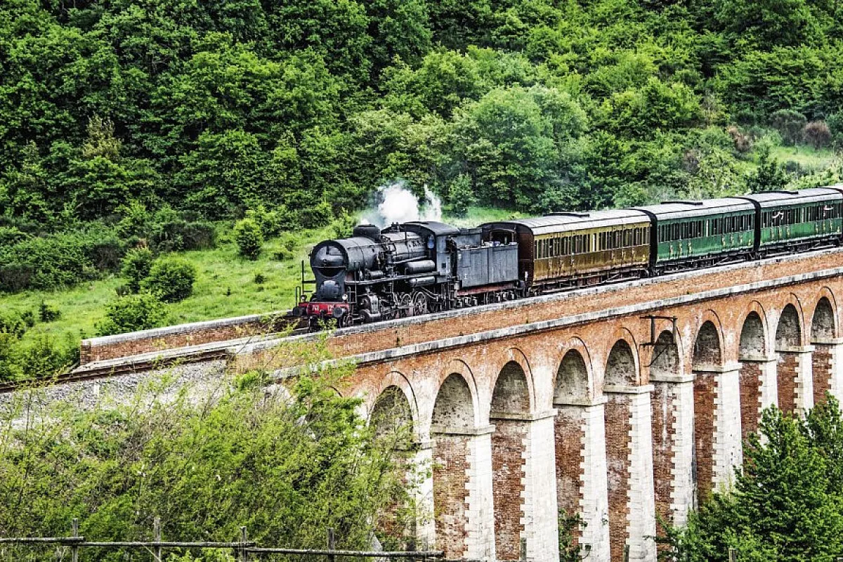 Turisti per caso Slow Tour di aprile e maggio, numero 7