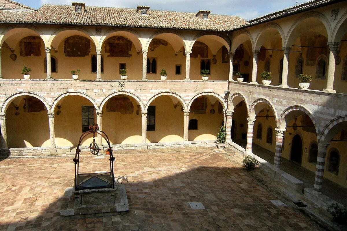 Assisi Chiostro basilica San Francesco