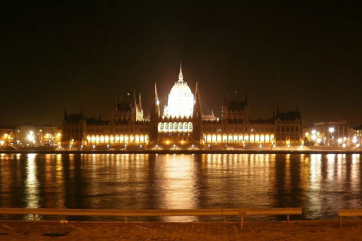 Il parlamento ungherese by night