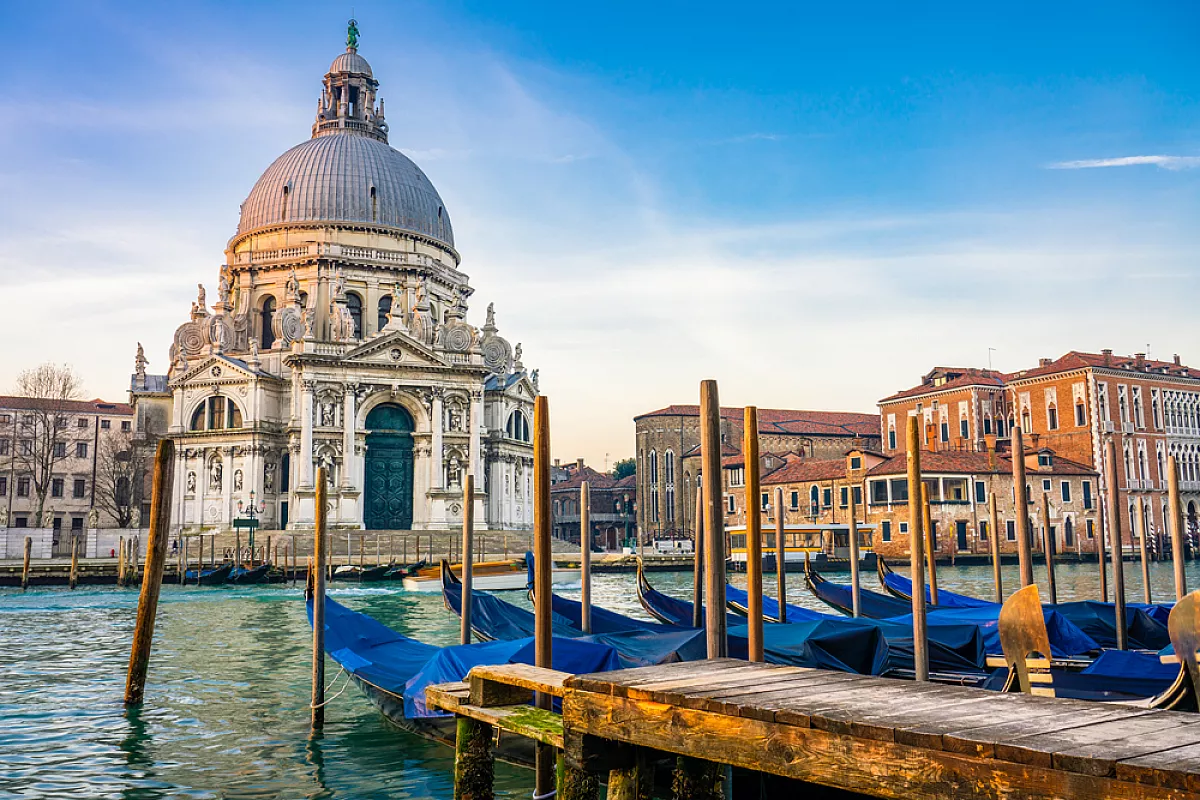 Venezia in cuffia: un viaggio intimo tra le calli della città lagunare