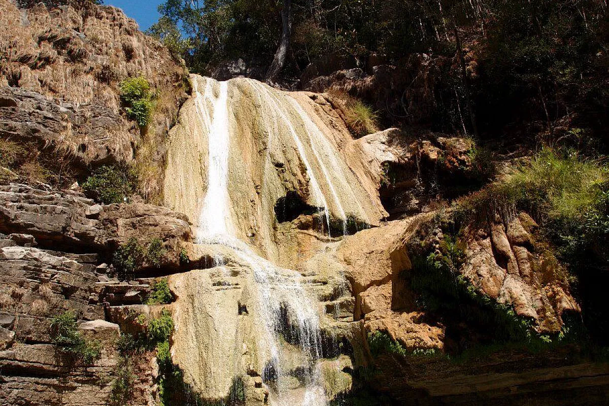 Cascata con piscina naturale, discesa del fiume Tsiribinha