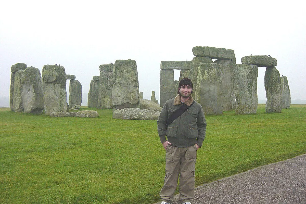 Stonehenge nebbiosa e misteriosa