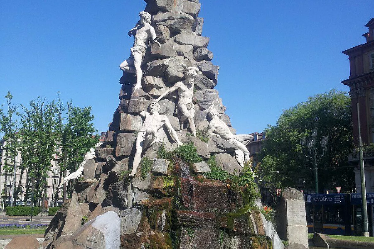 Scultura di Luigi Belli dedicata ai minatori che realizzarono il tunnel del Frejus in centro a piazza Statuto (Torino e dintorni in bicicletta)