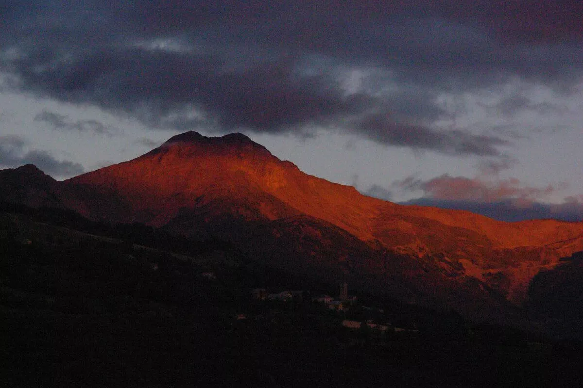 Tornanti e panorami mozzafiato nelle alte Alpi francesi