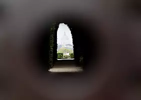 turistipercaso il-buco-nella-serratura