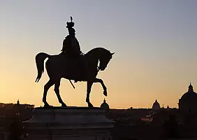 turistipercaso statua-vittorio-emanule-al-vittoriano