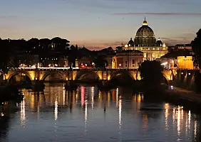 turistipercaso tramonto-sulla-cupola-di-san-pietro-e-il-tevere