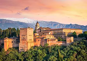 turistipercaso Ancient,Arabic,Fortress,Alhambra,At,The,Beautiful,Evening,Time,,Granada,