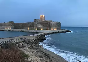 turistipercaso Le_Castella_di_sera