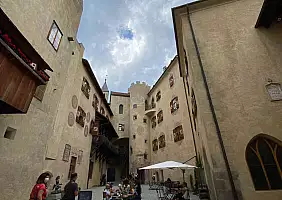turistipercaso castello_di_brunico_corte