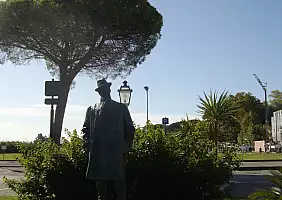 turistipercaso Statua_Puccini_Torre_del_Lago