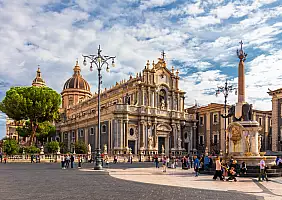 turistipercaso Piazza,Del,Duomo,In,Catania,On,A,Summer,Day,,With
