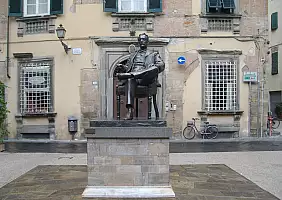 turistipercaso statua_Puccini_Lucca