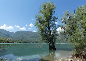 turistipercaso sulle_rive_del_lago_di_barrea