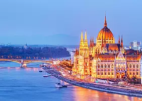 turistipercaso Budapest,,Hungary.,Night,View,On,Parliament,Building,Over,Delta,Of