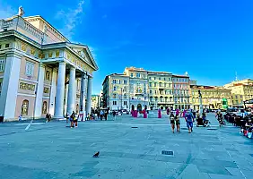 turistipercaso Piazza_della_Borsa_1