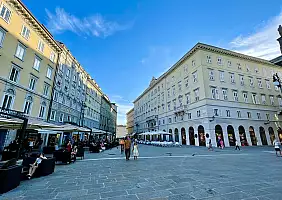 turistipercaso Piazza_della_Borsa_3