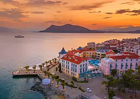 turistipercaso Sunset,At,The,Greek,Spa,Resort,With,The,Hot,Springs