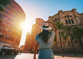 turistipercaso Rear,View,Of,Young,Tourist,Woman,In,White,Sun,Hat