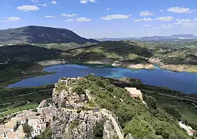 turistipercaso sulla_cima_del_pueblo_blanco_Zahara_de_la_Sierra
