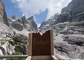 turistipercaso Ai_Rifugi_Tuckett_e_Quintino_Sella_nel_Parco_Naturale_Adamello_Brenta