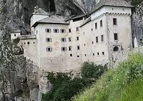 turistipercaso Castel_Lueghi_a_Predjama_in_Slovenia