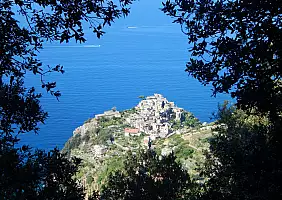 turistipercaso Corniglia_con_cornice_naturale
