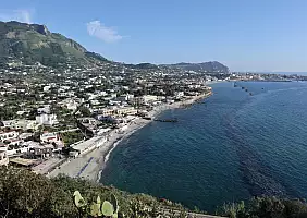 turistipercaso Forio_Panorama_della_baia_dal_Belvedere_di_Zaro_di_pomeriggio