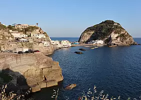 turistipercaso Ischia_Baia_di_Sant_Angelo_dalla_litoranea_al_tramonto