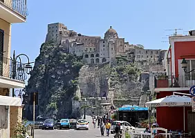 turistipercaso Ischia_Castello_Aragonese_da_via_Mazzella