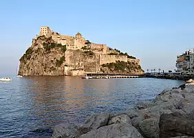 turistipercaso Ischia_Castello_Aragonese_dal_lungomare_al_tramonto