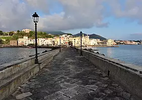 turistipercaso Ischia_Panorama_dal_Ponte_Aragonese_all_alba