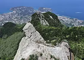 turistipercaso Ischia_Panorama_dalla_vetta_del_Monte_Epomeo