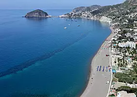 turistipercaso Ischia_Panorama_della_Spiaggia_dei_Maronti_dalla_litoranea