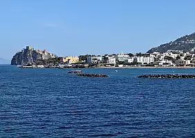 turistipercaso Ischia_Panorama_di_Ischia_Ponte_dal_traghetto