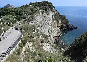 turistipercaso Ischia_Scorcio_dalla_strada_della_Baia_di_Sorgeto