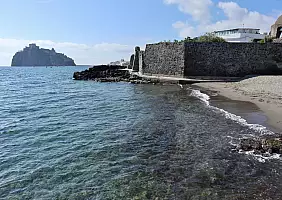turistipercaso Ischia_Scorcio_del_Castello_Aragonese_dalla_scogliera_della_Spiaggia_dei_Pescatori